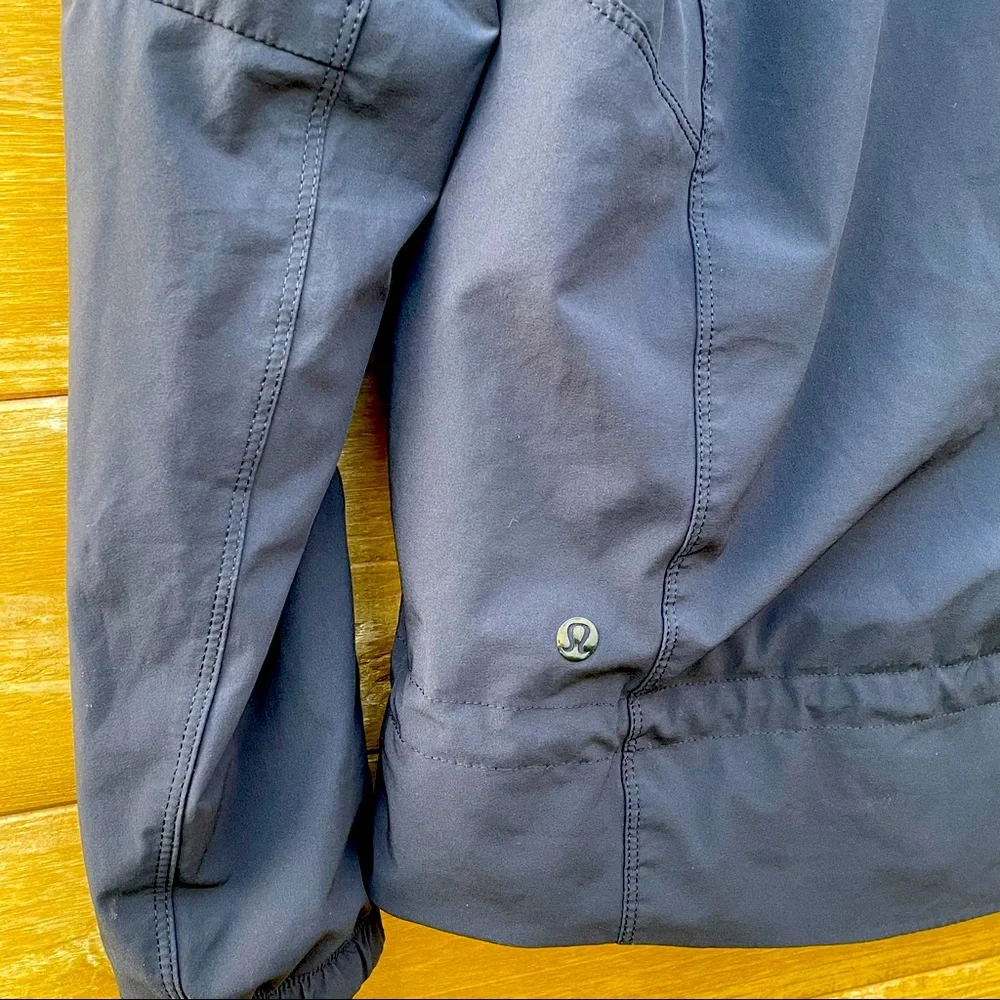 Lululemon Black Women Jacket with Hoodie and lining Size 4